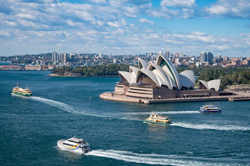 Vista aerea della Sydney Opera House e dei traghetti del porto in una giornata di sole
