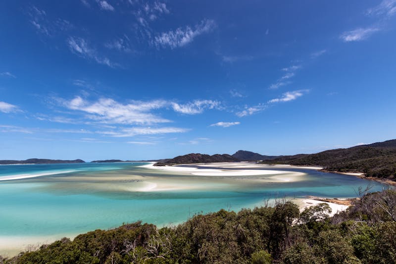 Spiaggia paradisiaca delle Whitsundays in Queensland con acque turchesi e vegetazione tropicale