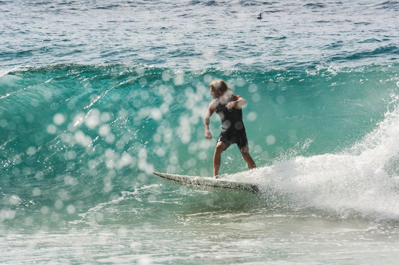 Surfista cavalca un'onda a Coolangatta Beach, Queensland