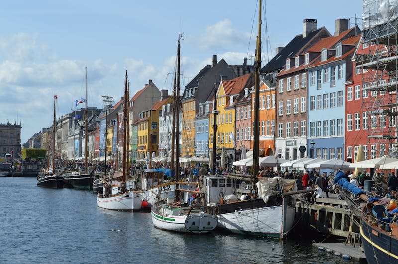 Farverige historiske bygninger og sejlbåde langs Nyhavn kanal i København, Danmark