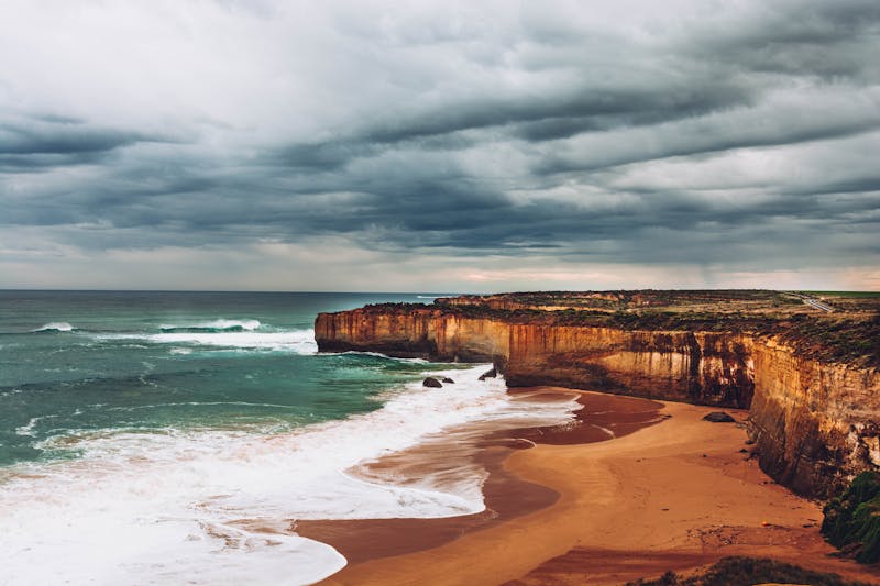 Spettacolari scogliere costiere e spiaggia a Wongarra in Australia